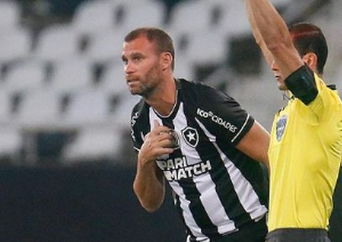 Botafogo empata e avança em 2º na Sul-Americana em possível adeus de Castro