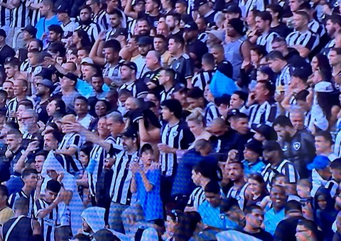 Líder do Brasileiro, Botafogo bate Vasco da Gama no Nilton Santos