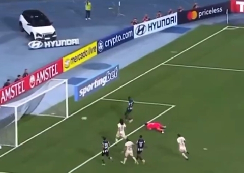 Botafogo faz 3 a 1 no Universitario e se mantém vivo na Libertadores