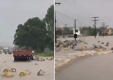 Vídeo mostra botijões de gás sendo arrastados por enxurrada na Bahia 