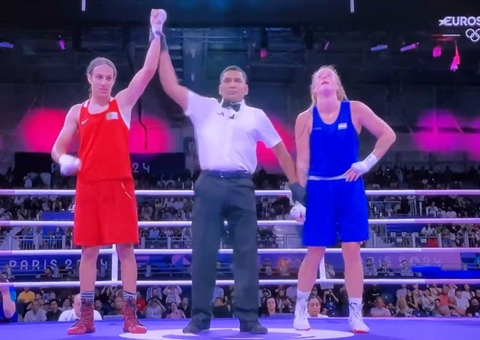 Boxeadora argelina questionada por gênero vence em meio à polêmica