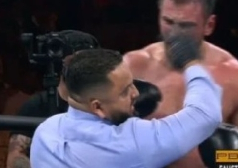Boxeador não aceita derrota e acerta soco em juiz; vídeo 