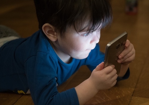 Muito tempo no celular pode causar compulsão alimentar em crianças