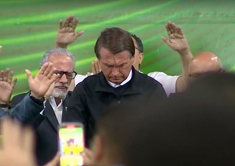 Bolsonaro ignora uso de máscaras em evento que reúne centenas de pastores em Manaus