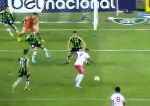 Bragantino faz três no 1º tempo e atropela América-MG, que entra no Z