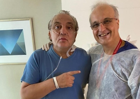 Após chegar a ser intubado, ex-jogador Branco comemora aniversário em casa 