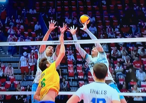 Brasil vence Argentina por 3 a 1 no Mundial de vôlei