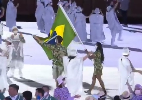 Brasil desfila com delegação curta na abertura das Olimpíadas