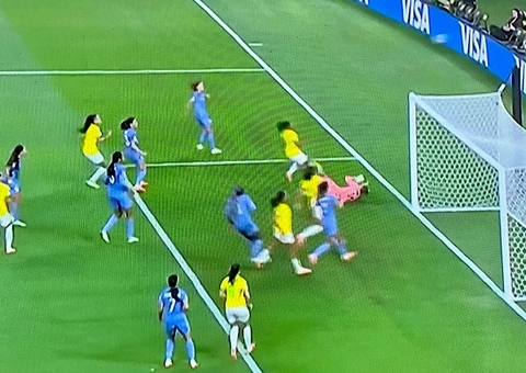 Pia admite falha na defesa, mas diz que erro principal do Brasil é não fazer jogo bonito