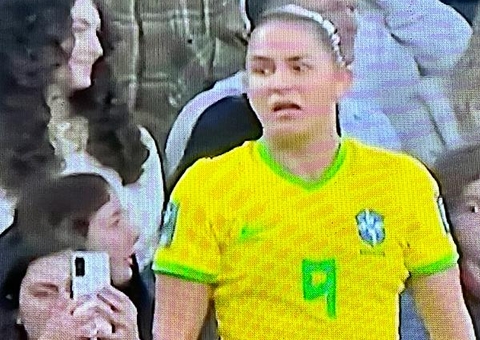 Debinha lamenta vacilo que custou liderança do Brasil