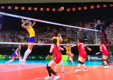Em jogo de virada, Brasil elimina Japão do Mundial de Vôlei