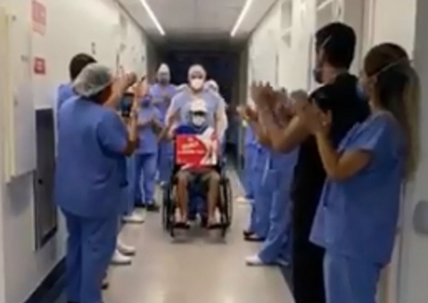 Em vídeo emocionante, Bráulio Bessa deixa hospital após vencer Covid-19