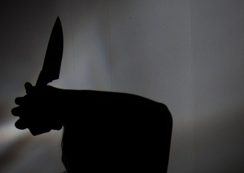 Filha é presa por tentar matar mãe a facadas no bairro Aparecida 