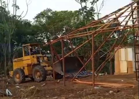 Barracos são demolidos durante reintegração de posse em Flores