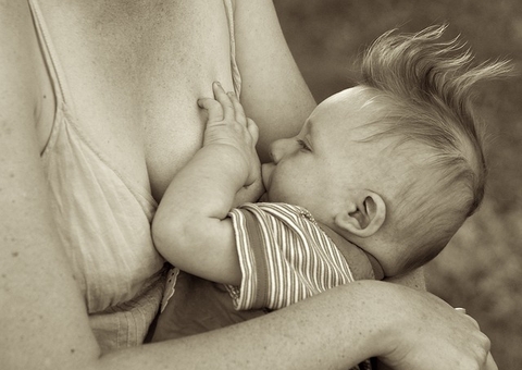 Leite materno evita que bebês tenham infecção no ouvido