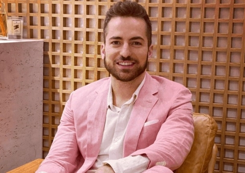 Viúvo de Paulo Gustavo é visto aos beijos com empresário