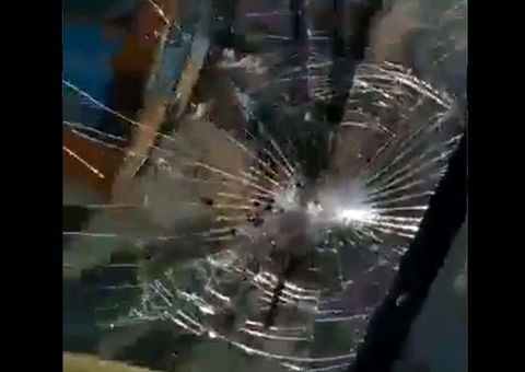 Vídeo: Funcionário de ‘Alternativo’ arrebenta para-brisa de ônibus a pedrada em Manaus