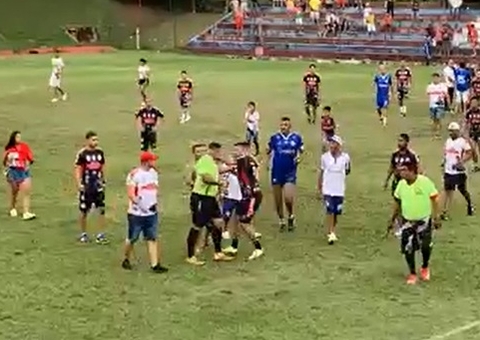 Jogo do Peladão termina com confusão entre árbitro e jogadores em Manaus