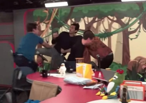 Apresentador e convidado trocam socos durante ‘Pânico’ ao vivo; vídeo