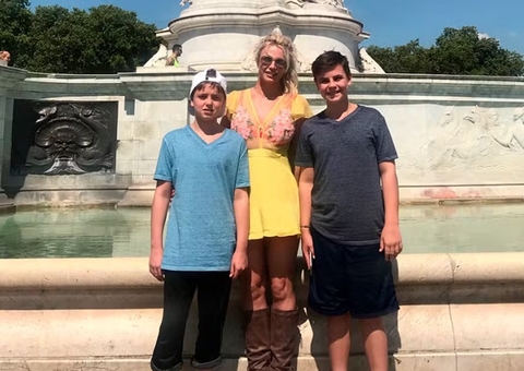 Ex diz que filhos flagraram Britney Spears os vendo dormir com faca na mão