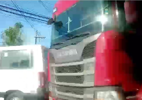 Carreta em pane trava trânsito e causa congestionamento na Av. Brasil