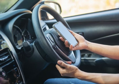 Motorista atropela menina de 7 anos enquanto usava celular ao volante em Manaus