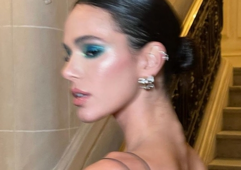 Sem sutiã, Bruna Marquezine exibe corpo escultural em look transparente em Paris