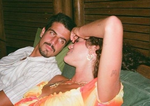 Casalzão! Bruna Marquezine e Enzo Celulari praticam yoga juntos 