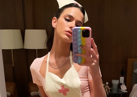 Bruna Marquezine se fantasia de enfermeira e é criticada por conselho de enfermagem