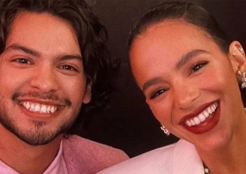Xolo Maridueña passa Natal com Bruna Marquezine e família da atriz