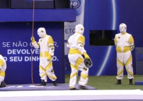 Bruna bate o nariz na Prova do Anjo e sai sangrando direito para o Confessionário