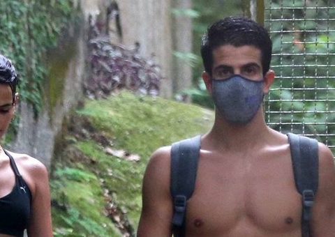 Sarados, Bruna Marquezine e Enzo Celulari são clicados em trilha no Rio