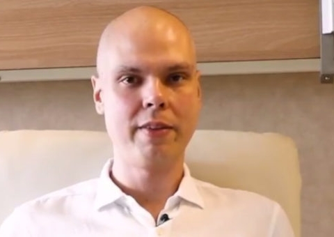 Líderes de 14 religiões fazem oração em frente a hospital para Bruno Covas