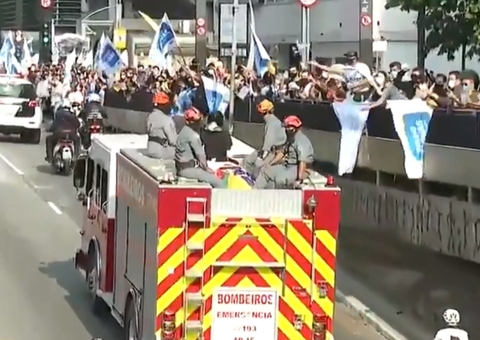 Após cortejo, corpo de Bruno Covas segue para enterro em Santos