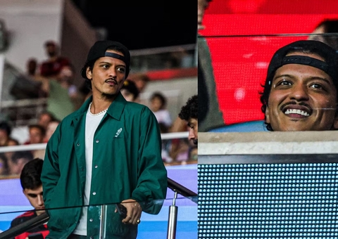 Bruno Mars assiste Fla x Flu no Maracanã acompanhado de Rosé, do Blackpink