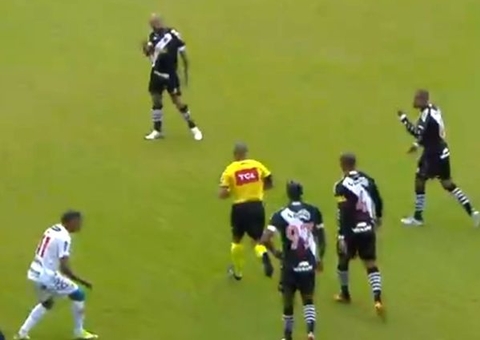 Vasco tem 2 gols anulados, perde para Brusque e vê ameaça maior na Série B