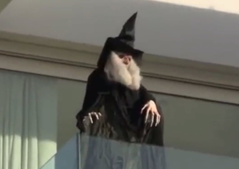 Fantasia de bruxa apontando para casa de ex-sogra é vista na varanda da residência de Shakira