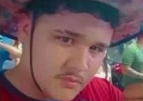 Jovem sai de casa para comprar lanche e é assassinado em praça no Petrópolis