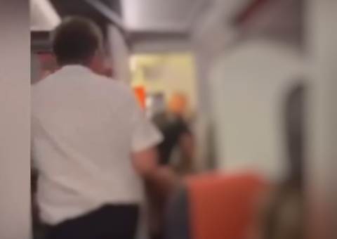 O amor está no ar: Casal é flagrado fazendo sexo no banheiro de avião, veja vídeo