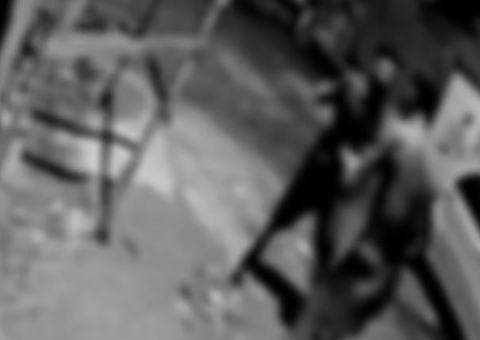 Homem mata cunhado a facadas na frente da mãe: "por homofobia", diz polícia