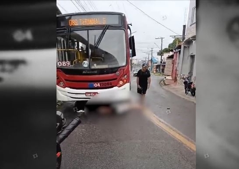 Vídeo: Motociclista vai parar debaixo de ônibus durante acidente no Nova Floresta