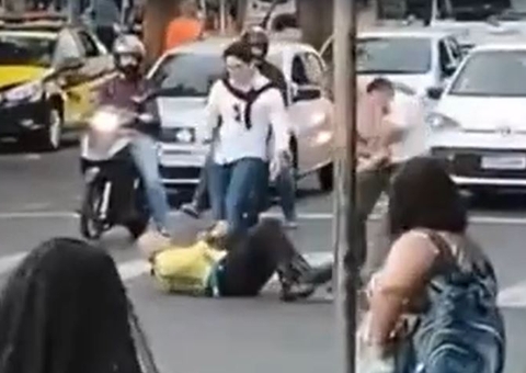Agente de trânsito e motociclista trocam socos no meio da rua, veja vídeo