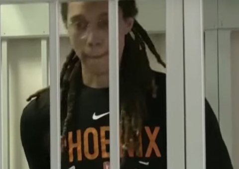 Rússia liberta jogadora americana Brittney Griner em troca de traficante de armas russo