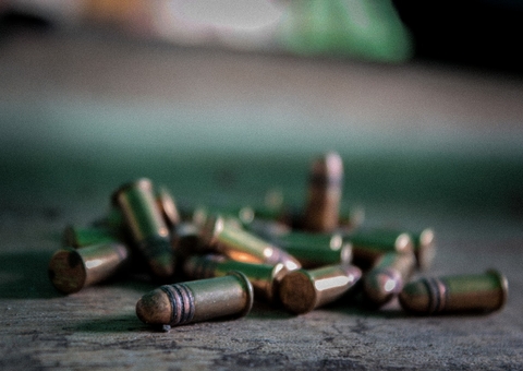 Casal é crivado de balas enquanto dormia dentro de casa em Manaus