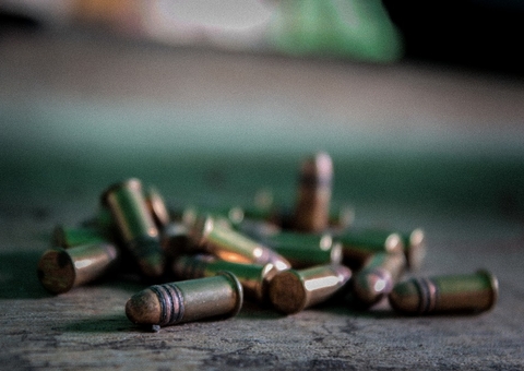 Homem é executado a tiros por pistoleiros em Kombi em Manaus