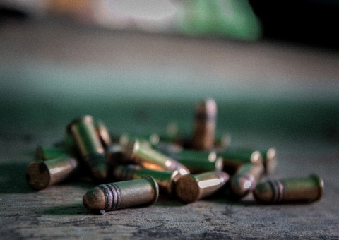 Bebê e casal são baleados enquanto jantavam em banca de churrasco em Manaus