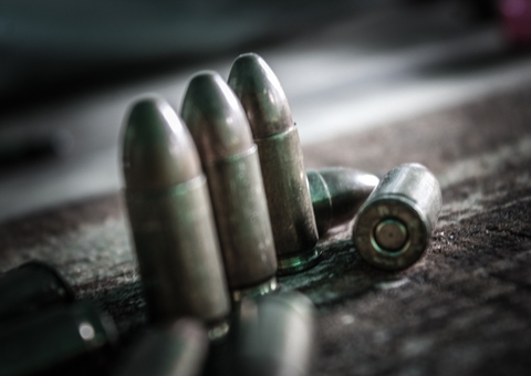 Jovem é baleado em plena luz do dia em área vermelha de Manaus