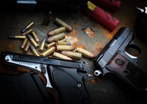 Homem tem cabeça crivada de balas na frente da família em Manaus