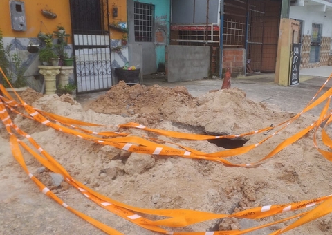 Funcionário fica preso em buraco após terra deslizar durante obra em Manaus