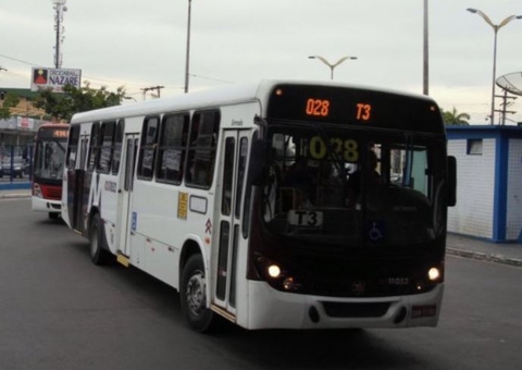 Novinhos tocam terror durante assalto a ônibus em Manaus 